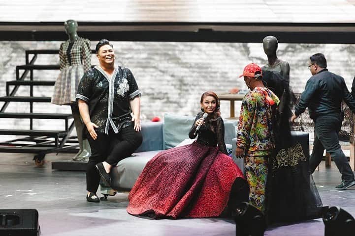 Ivan Gunawanさんのインスタグラム写真 - (Ivan GunawanInstagram)「Posted @withrepost • @itsrossa910 Sayang banget sama orang ini. Minggu lalu,akhirnya impiannya terwujud. Menggelar pertunjukan The Story of My Life yang dibantu oleh sahabat2nya tercinta. Dan pastinya, mimpi ini diwujudkan oleh sahabat terdekat @ruben_onsu Masih ingat,Ruben nlp aku minta bujukin Neva bikin pagelaran.Trus kita breakfast ber 3,akhirnya terjadi juga mimpi ini. Selamat Neva, keberadaanmu 15thn dalam fashion industry dan Entertainment telah menjadi bukti perjuangan kamu. We Love You @ivan_gunawan ,soooo much ❤❤❤❤❤❤❤❤」8月8日 23時56分 - ivan_gunawan