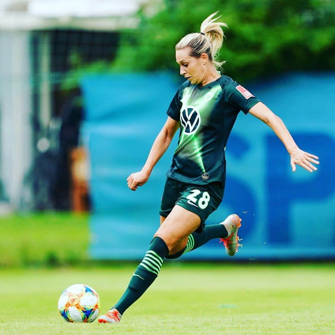 レナ・ゲースリンクさんのインスタグラム写真 - (レナ・ゲースリンクInstagram)「Good Team Performance ✅, Good Win💪🏽 #preseason #österreich #trainingscamp #2days #vflwolfsburgfrauen #puma @pumafootball @joerdeli @vfl.wolfsburg.frauen」8月8日 23時56分 - lena_goessling