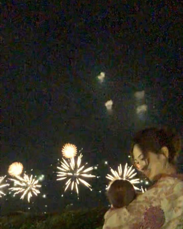 田中涼子のインスタグラム：「綺麗だったぁ˚✧₊⁎⁺˳✧༚ 娘も初めての花火お目目まんまるにして見てた⭐︎ 去年はおなかの中に命が宿って間もなくて、今日はその子が自分の目で見てると思ったらなんとも言えない感動で  それとバックの曲が嵐だったので 思わず泣いてしまったわぁ 笑 産後は涙もろいね〜💦 #琵琶湖花火大会  #はじめての花火  #はじめて記録 #生後4ヶ月」