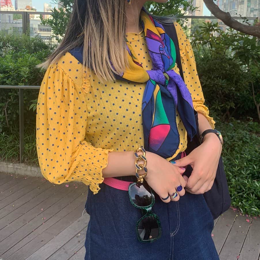 相羽瑠奈さんのインスタグラム写真 - (相羽瑠奈Instagram)「この日のコーデは前日に塗ったネイルの色味から考えて組みました 🎨 （ネイルのアップは2つ前の投稿をミテネ！）﻿ ﻿ 最初にスカーフを決めたんだけど、ネイルにもスカーフにも割と色が入ってるから大部分を占める色は何にしようー？って考えた時に、最近黄色を着てなかったので黄色のトップスにしよう、そしてドットに合わせてパンツはネイビーにしたいからデニムを合わせてシンプルにまとめよう！ってなりました👖バッグもネイビー 🐱﻿ ﻿ スカーフにも入ってる色味に合わせてベルトはポイントでピンクにして靴下はパープル👄👾イヤリングとブレスレットはゴールドでまとめた！⚱️﻿ ﻿ そしてイラストはこの日一緒に遊んだ @_tomookubo ちゃんが描いてくれたの！それも目の前で 😳 今までも何度か描いてくれていて、プレゼントしてくれたりしてたのだけど目の前で描いてもらったのは初めてで見入ってしまった。楽しかったし可愛すぎるし嬉しすぎるよ〜、、、イヤリングの光沢とかネイルとか影や光の部分、細かいところまで、本当にすごくて…… ！！ありがとう 😭♡♡﻿ ﻿ tops @zara / pants,scarf,belt #used / bag @rrr_tokyo / earring #present / bracelet @otoelogy / rings @sometimes_store #runasfashion #ootd」8月8日 23時57分 - rone.runa
