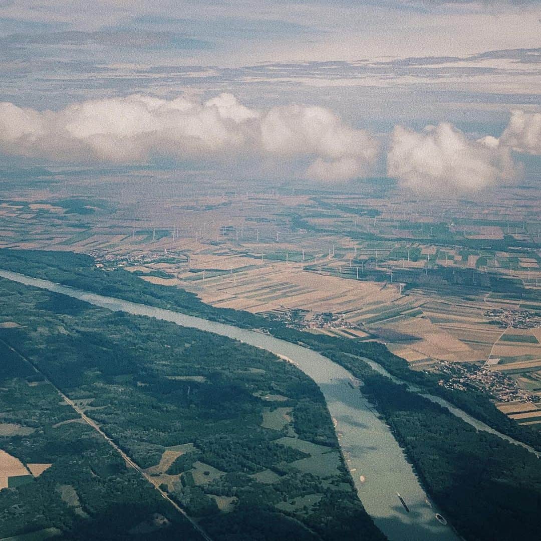 リウ・ウェンのインスタグラム：「#WenInFlight」