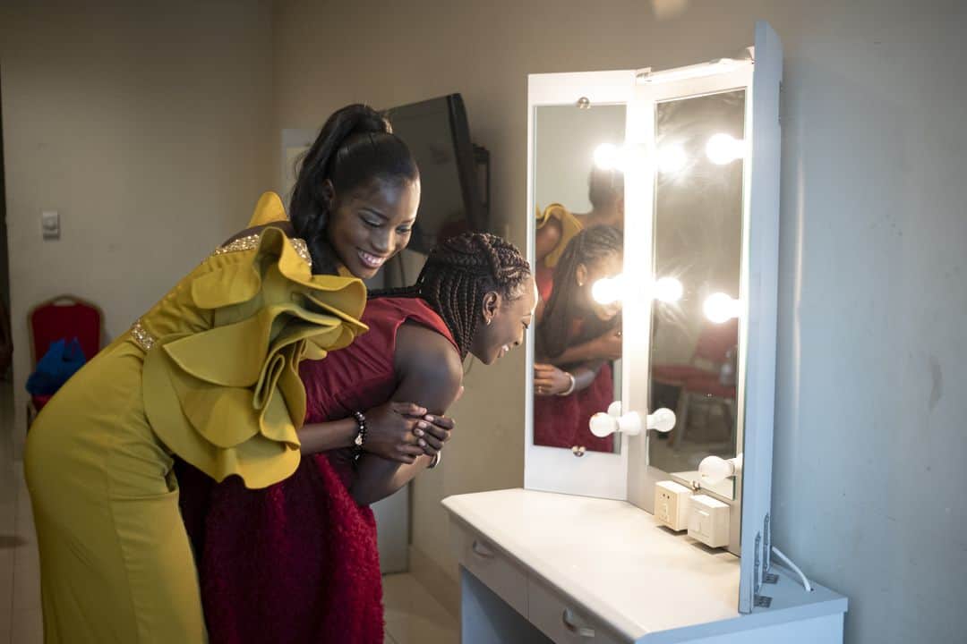 ルモンドさんのインスタグラム写真 - (ルモンドInstagram)「Il faut beaucoup de ferveur pour dégeler un mausolée stalinien comme le Grand Théâtre de Dakar. Dans le grand hall de marbre, avant la première projection publique au Sénégal d’Atlantique, le premier long-métrage de Mati Diop, la foule tourbillonnait, peut-être d’appréhension. Tout ce qui avait précédé cette avant-première du 2 août – le grand prix reçu à Cannes, la réception, à son arrivée à Dakar, de Mati Diop et de l’équipe du film par le président Macky Sall, qui a décoré la cinéaste et ses collaborateurs de l’Ordre du Lion, le brouhaha sur les réseaux sociaux –, tout contribuait à exacerber les attentes, à multiplier les risques de déception. Atlantique arrivait auréolé de gloire mais aussi avec son étiquette de « film sur l’immigration clandestine ». La réalisatrice a grandi en France, elle ne parle pas la langue des personnages du film, le wolof. Le désir – d’images, d’histoires, de cinéma – l’a emporté et de très loin, sur les réticences. Le grand théâtre s’est transformé en vraie salle de cinéma, soulevée par des vagues de rire et de stupeur au fil de la découverte du destin d’Ada, la jeune fille qui voit celui qu’elle aime partir en mer, que ses parents veulent marier contre son gré, et qui, en cherchant sa voie, pénètre sur le territoire des revenants. Après la projection, c’était à peine si l’on distinguait un peu d’étonnement dans l’élan d’affection qui montait vers le film. Comment avait-elle fait pour saisir aussi justement le langage, la vie quotidienne d’un quartier de Dakar ? - 1 : Les actrices Mama Sané et Mariama Gassama dans les loges avant la projection d'Atlantique. 2 : La réalisatrice Mati Diop avec son père Wasis Diop, le 2 août à Dakar, après la projection. - Photos : Sylvain Cherkaoui (@sylavin) #PourLeMonde」8月9日 0時01分 - lemondefr