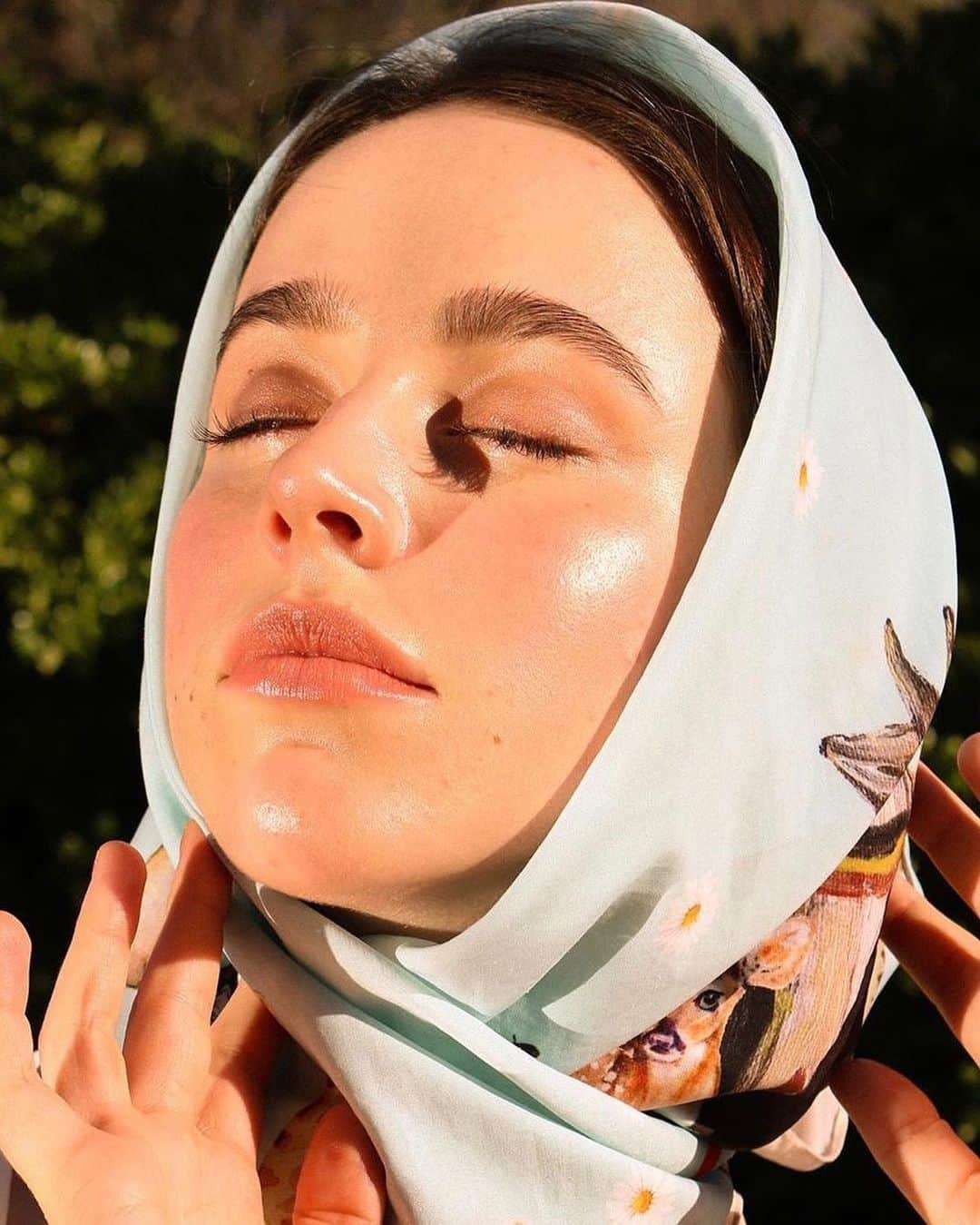 BECCAさんのインスタグラム写真 - (BECCAInstagram)「When you look up at the sun and that #GoldenHour light hits just right✨ @etteim shines LIGHT with Pressed Highlighter in Moonstone! 📷:@immaddy_ 💄:@amelia_hart_artistry #Repost #BECCAGlow」8月9日 0時01分 - beccacosmetics