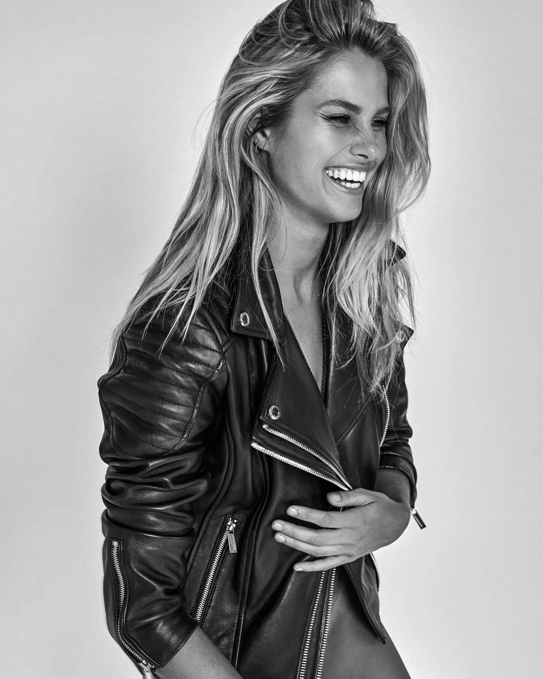 ナタリー・ジェーン・ローザーのインスタグラム：「A series with @danielluxford with @roseandbare ⚡️ Beauty by @kateradfordmua + styled by @stylebypoppycreative」