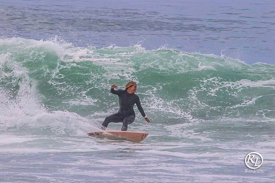 リンゼイ・ジャコベリスさんのインスタグラム写真 - (リンゼイ・ジャコベリスInstagram)「Working on flexin’ my fins 📷 @ronlyonphoto #surf #surfing #beach #waves」8月9日 0時04分 - lindseyjacobellis