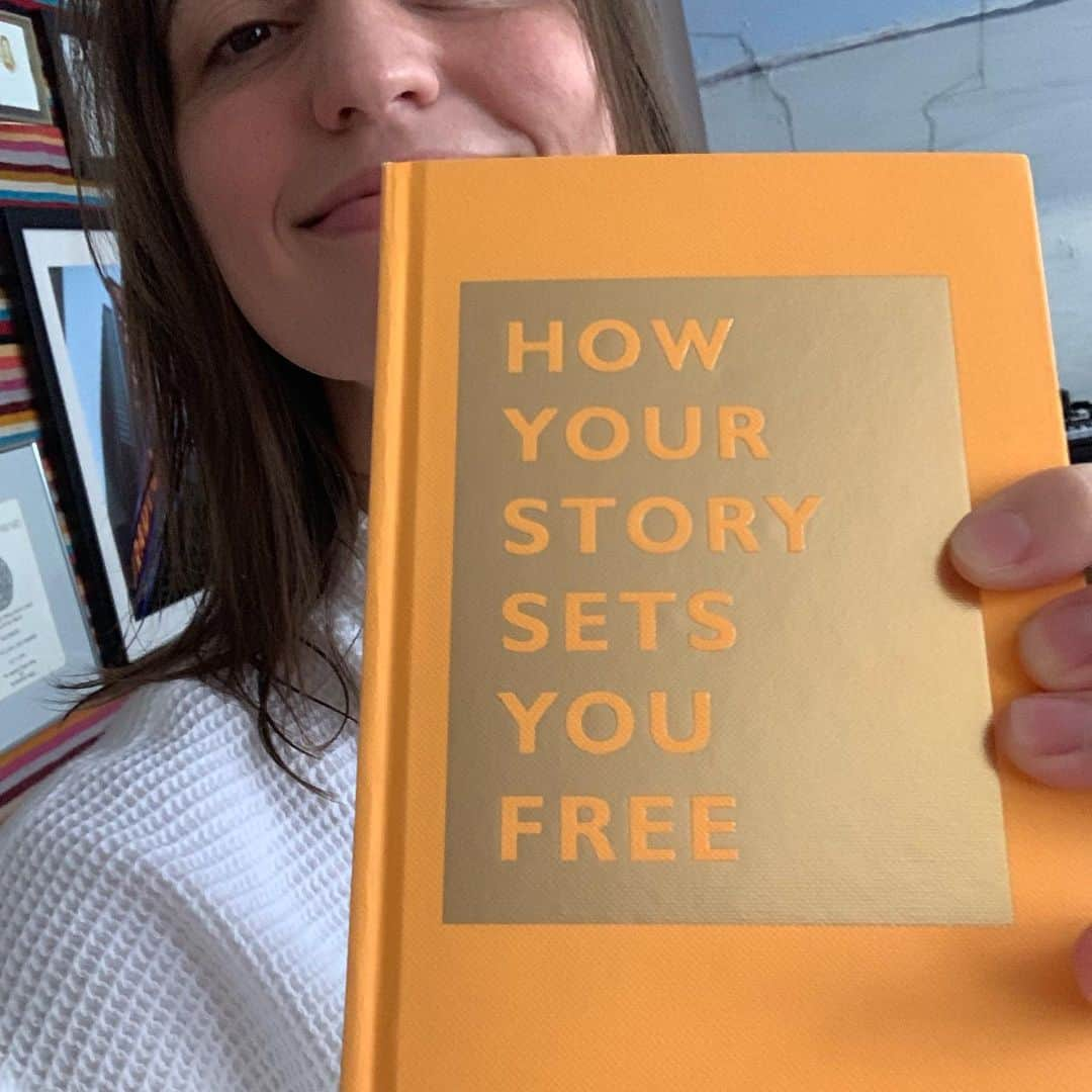 サラ・バレリスさんのインスタグラム写真 - (サラ・バレリスInstagram)「MY FRIENDS WROTE A BOOK AND I’M SO PROUD AND I LOVE THEM AND IT’S BEAUTIFUL AND I JUST LOVE GOOD PEOPLE PUTTING GOOD THINGS INTO THE WORLD!! Yayyyyy! #howyourstorysetsyoufree #chroniclebooks #millionpersonproject #storytelling #speakyourtruth @millionpersonproject @julianmcqueen」8月9日 0時08分 - sarabareilles