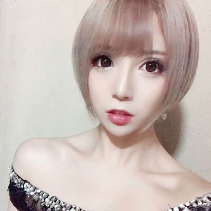 侑季美怜のインスタグラム：「エヴァンゲリオンのレイに似てるって言われたけどわかんない😱 前の方がよかったっていう人もいるけど私的に今の気に入ってる♫ ショートにしたらすっごーーーい楽なんだな✨ ・ ・ #東京 #tokyo #六本木 #roppongi #l4l #f4f #instagram #instagood #instalike  #party #美脚 #谷間 #セクシー #かわいい #韓国ハーフ #韓国 #キャバ嬢 #モデル #팔로우 #港区女子 #ギャル #キャバ嬢の休日 #前髪 #ぱっつん  #金髪 #ロング #ダイエット #ショートヘア」