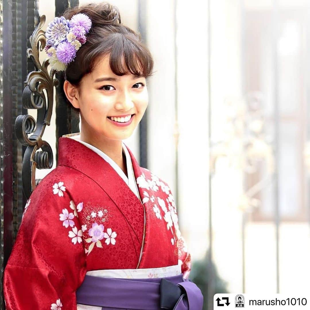 間瀬遥花さんのインスタグラム写真 - (間瀬遥花Instagram)「. . イメージモデルをさせてもらっている、晴れ着の丸昌さん . 袴に引き続き、振袖のカタログが出来上がったそうです👘💕 . 素敵な振袖ばかりだったから、 また順番に写真アップしていこうかな🥰 . とか言ってこの写真は袴カット🤣笑 実は袴も何カットか追加撮影したんです🤣 . . . #晴れ着の丸昌 #丸昌 #晴れ着 #袴 #卒業式袴 #卒業袴 #振袖 #振り袖 #和装 #和服 #成人式 #成人式振袖 #振袖ヘア #振袖ヘアアレンジ #振袖前撮り #振袖ヘアメイク #振袖撮影 #振袖髪飾り #振袖選び #振袖レンタル #成人式前撮り #成人式ヘアセット #成人式ヘア #成人式髪型 #成人式髪飾り #着物 #モデル #kimono #kimonostyle #furisode」8月9日 0時11分 - maseharu_929