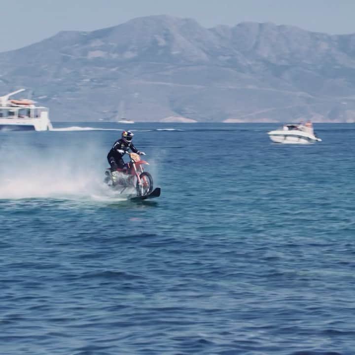 レッドブルのインスタグラム：「things you probably didn't think you'd see today: - @robbiemaddison racing @aaroncolton through Mykonos, Greece - a motorbike turning into a jet ski - @aaroncolton moto-surfing? . @redbullmotorsports #redbull #redbullmotorsports #greece #mykonos #motocross #motocrosslife」