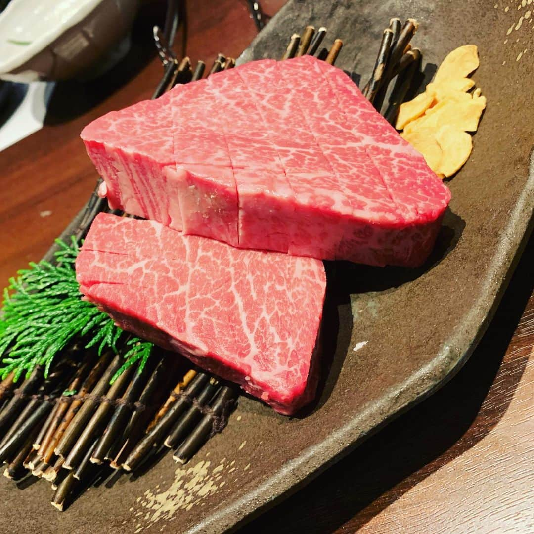 福井晶一さんのインスタグラム写真 - (福井晶一Instagram)「鹿児島黒毛和牛専門「泰元 別館」 ちんやは逃したので今日はこちらへ 明日も頑張れます！  #レミゼ飯 #レミゼラブル #博多座 #オフ #お肉 #泰元別館  #シャトーブリアン #牛の焼きすき #ええ声出ますように」8月9日 0時24分 - shoichi.fukui