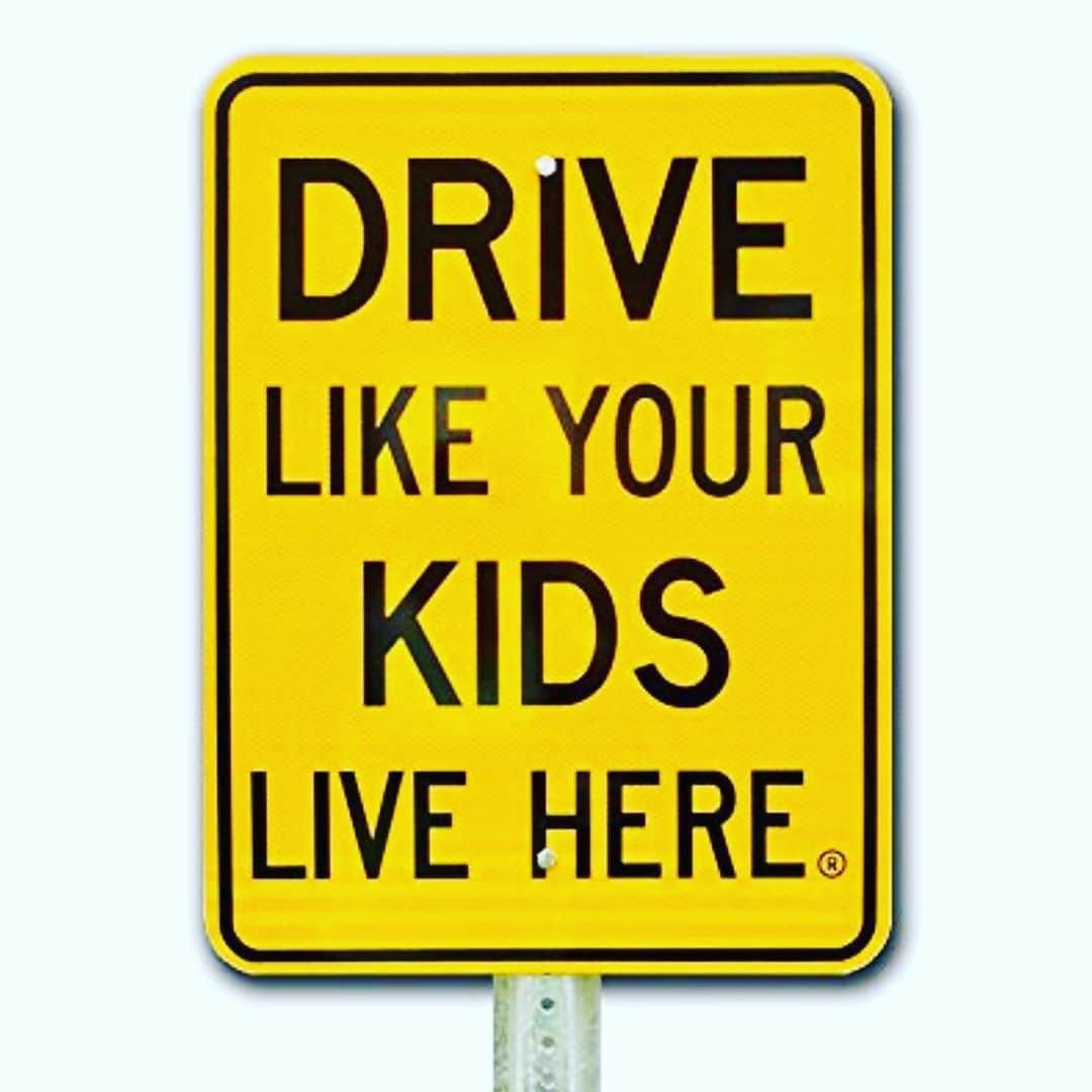 レイ・アレンのインスタグラム：「How many of you have seen this sign as you're driving thru a neighborhood? How many of you put this sign up in your neighborhood? I was just driving thru a neighborhood yesterday and I saw this sign and even though I didn't live in the neighborhood I slowed down a great deal because, 1 I didn't wanna hit anyone and 2, I thought to myself what if this was my neighborhood and my kids were playing on the street. I would hope that people show my kids and their friends the same respect and help keep them safe! See, I don't have to know your kids to respect them and care for them. It's the human thing to do! To care for all children of the world regardless of where they come from. That is all of our jobs! What if something happened to you in this life, would you want someone to look after your children? So when you see atrocities take place all over the world that involve children act as if it was your child! What would you do then?🤔 #leadersserve #facts #bekind #donthateappreciate #childrenneedprotectingeverhwhere #empathy」