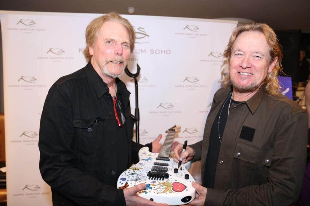 エイドリアン・スミスのインスタグラム：「Check out my @officialJacksonguitars hand painted by @chloetrujillo and auctioned for @teenage_cancer Signed by myself along with #scottgorham and many more guitarists including #rogerdaltery @richie_kotzen #rogertaylor @robtrujillo  Organized by @nathalie_d_smith and @karmasanctumldn  https://givergy.uk/RockLegendSignedGuitar/?controller=home」