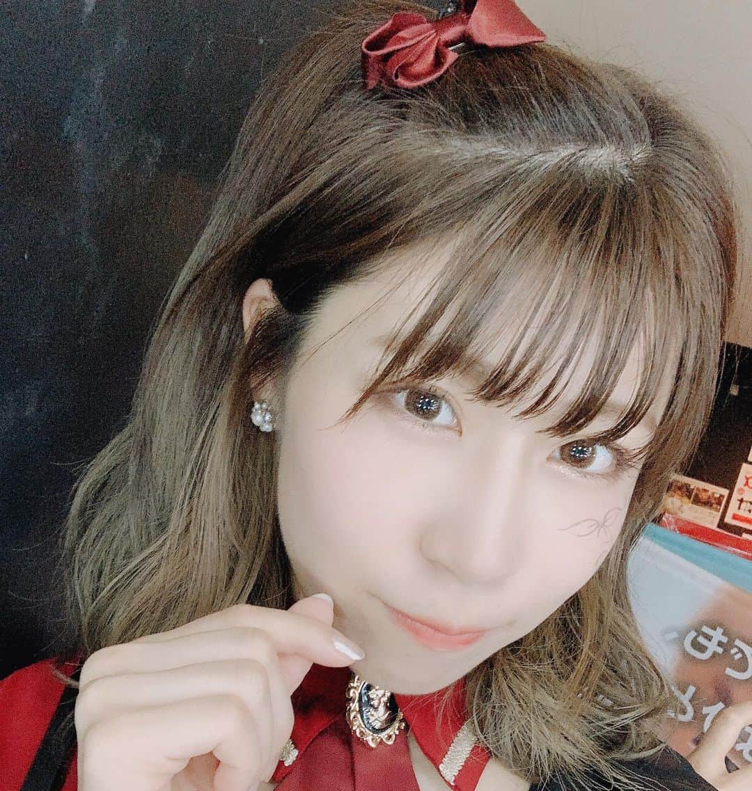 渡辺楓のインスタグラム：「ヒューリックホールまであと数日😿  1年半ぶりの大きな場所での単独公演 本当にたくさんの気持ちが入り混じってて、今なんだかよくわからない気持ちです。笑  でもこの1年半で今までにしてこなかったいろんなことに挑戦してきました!! 正直なところそれだけは本当にやめてくださいって土下座して逃げようと思うくらい、、、 っていうかもう本当逃げる直前だったんじゃないかってくらい(笑) 不安で怖くて仕方なかったことにも挑戦しました!!! そのおかげで気持ちの部分がこの1年半で成長？というかとても強くなった!! 笑  日々戦いって感じだったんだけど その戦いのおかげでたくさんの武器を手に入れることができて その、沢山手に入れた武器を手にヒューリックホールに挑むつもりです👊  ヒューリックまでの道のりでも、ファンのみんな含めたくさんの方に助けてもらってきました🥺!! その感謝をこの公演に思いっきりぶつけたい👊 そんな気持ちです!!!! 明日はヒューリック前最後の練習に行ってきます🙋‍♀️ メンバーにも沢山助けてもらったから 早く起きれたら何か買っていきたいと思います😂起きれたら😂笑  8/11に最高の思い出を作りましょう😌💓 #スタマリ #STARMARIE #0811スタマリヒューリックホール #みんな #私にパワーをください 🔥」