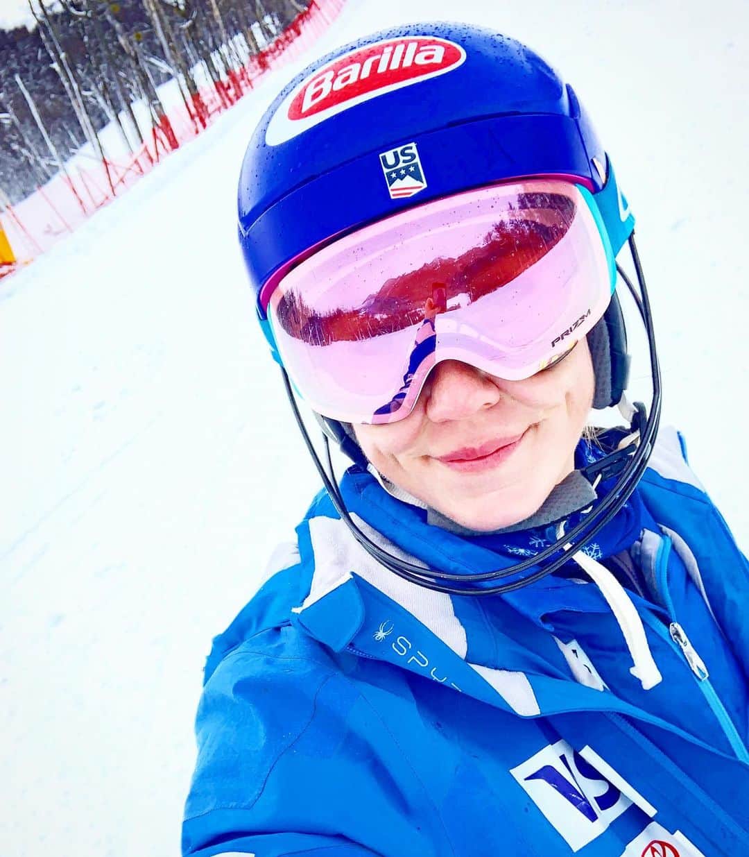 ミカエラ・シフリンのインスタグラム：「Brb, off doing snow-related things. 🙈🤘#weareskiing」