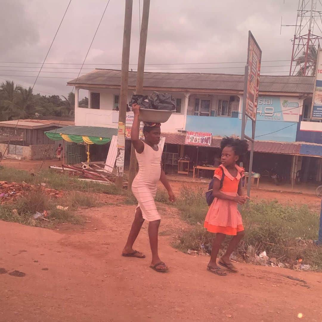 サミュエル・L・ジャクソンさんのインスタグラム写真 - (サミュエル・L・ジャクソンInstagram)「One mo’ time for the little’uns!! #homecoming #ghana #enslaveddocumentary」8月9日 0時34分 - samuelljackson