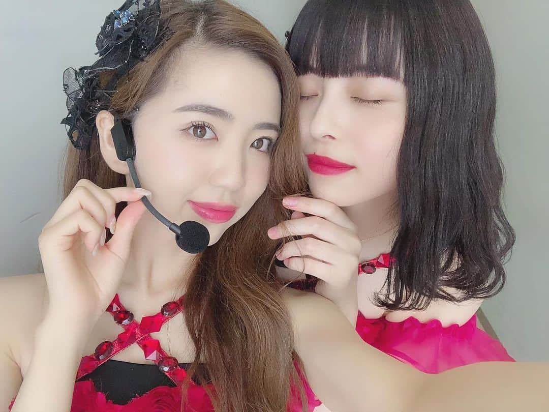 濵松里緒菜さんのインスタグラム写真 - (濵松里緒菜Instagram)「#エイトの日 ありがとうございました💕 * OGメンバーとして朝公演に出演させて頂きました！ * こうやって久しぶりに みんなで集まってライブができて、 とても幸せでした😊 * 中・四国のユニット曲は、 バラの儀式でした🌹 なのでそれっぽいポーズを、、😂 * 『47の素敵な街へ』では、 徳島県代表のゆきちゃんと一緒に 徳島ー！って言えて嬉しかった〜🥰 * せりかもとっても素敵だった、、お疲れさま❤︎ 私も最後の言葉にうるうるときた🥺💕 * * 他にも載せたい写真たくさんある、、笑 * * メンバーのみんなも スタッフの皆さんも 見に来てくださった皆さんも 本当にありがとうございました☺️ * * #AKB48 #Team8 #チーム8 #大阪」8月9日 0時33分 - riona_hamamatsu