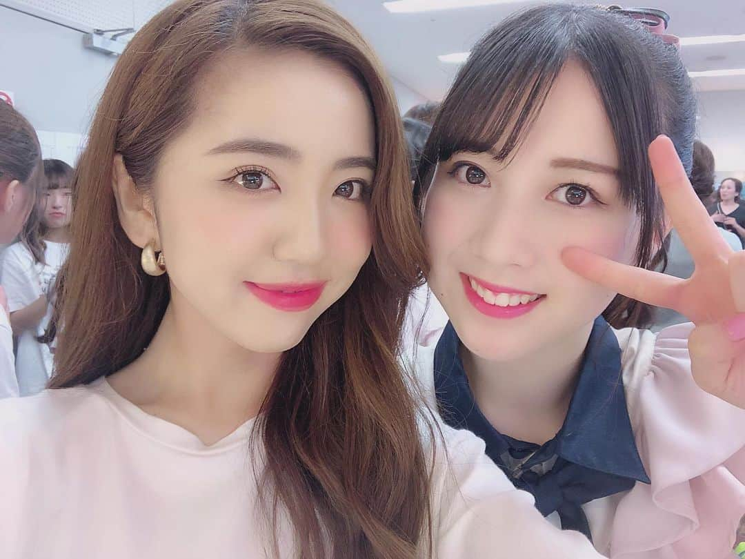 濵松里緒菜さんのインスタグラム写真 - (濵松里緒菜Instagram)「#エイトの日 ありがとうございました💕 * OGメンバーとして朝公演に出演させて頂きました！ * こうやって久しぶりに みんなで集まってライブができて、 とても幸せでした😊 * 中・四国のユニット曲は、 バラの儀式でした🌹 なのでそれっぽいポーズを、、😂 * 『47の素敵な街へ』では、 徳島県代表のゆきちゃんと一緒に 徳島ー！って言えて嬉しかった〜🥰 * せりかもとっても素敵だった、、お疲れさま❤︎ 私も最後の言葉にうるうるときた🥺💕 * * 他にも載せたい写真たくさんある、、笑 * * メンバーのみんなも スタッフの皆さんも 見に来てくださった皆さんも 本当にありがとうございました☺️ * * #AKB48 #Team8 #チーム8 #大阪」8月9日 0時33分 - riona_hamamatsu