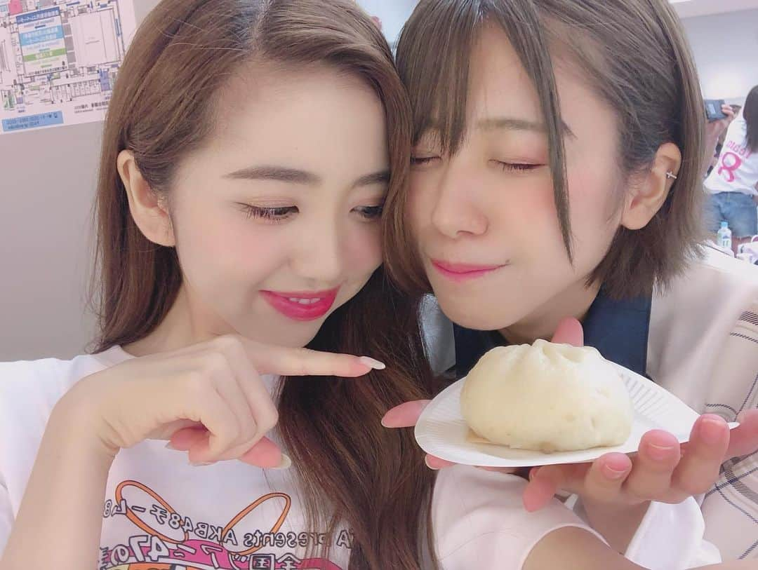 濵松里緒菜さんのインスタグラム写真 - (濵松里緒菜Instagram)「#エイトの日 ありがとうございました💕 * OGメンバーとして朝公演に出演させて頂きました！ * こうやって久しぶりに みんなで集まってライブができて、 とても幸せでした😊 * 中・四国のユニット曲は、 バラの儀式でした🌹 なのでそれっぽいポーズを、、😂 * 『47の素敵な街へ』では、 徳島県代表のゆきちゃんと一緒に 徳島ー！って言えて嬉しかった〜🥰 * せりかもとっても素敵だった、、お疲れさま❤︎ 私も最後の言葉にうるうるときた🥺💕 * * 他にも載せたい写真たくさんある、、笑 * * メンバーのみんなも スタッフの皆さんも 見に来てくださった皆さんも 本当にありがとうございました☺️ * * #AKB48 #Team8 #チーム8 #大阪」8月9日 0時33分 - riona_hamamatsu