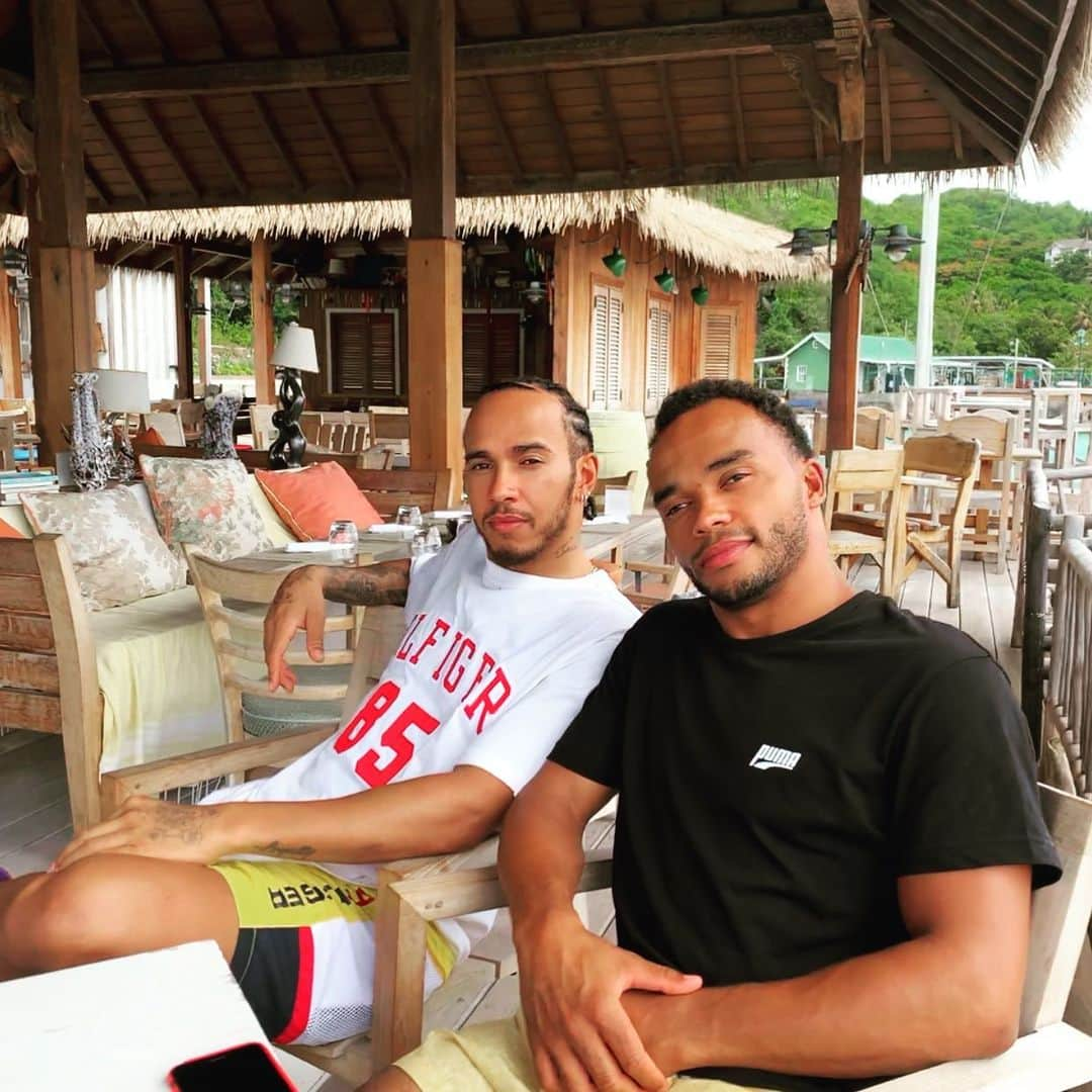 ルイス・ハミルトンさんのインスタグラム写真 - (ルイス・ハミルトンInstagram)「Island tings, having the best time of my life with my brother on holiday. Sending you all positive waves🌊🙏🏾 #brothers #islandting #360waves」8月9日 0時26分 - lewishamilton