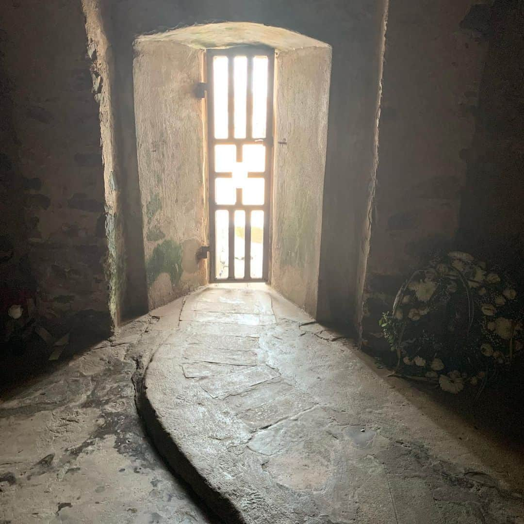 サミュエル・L・ジャクソンさんのインスタグラム写真 - (サミュエル・L・ジャクソンInstagram)「The reason for the journey to Ghana, Elmina Castle! The dungeons & the Door of No Return! #homecoming #ghana #enslaveddocumentary」8月9日 0時27分 - samuelljackson