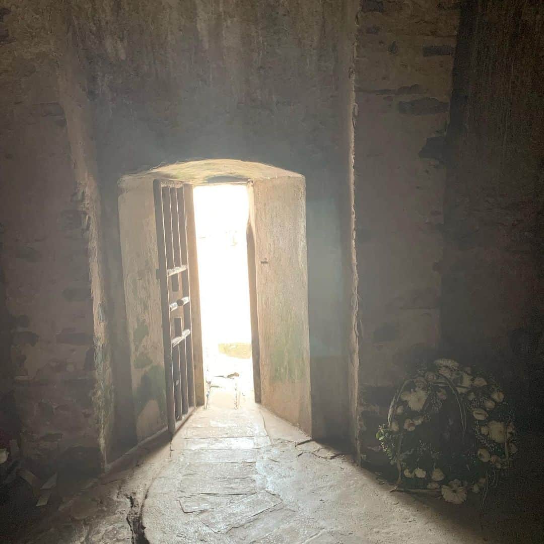 サミュエル・L・ジャクソンさんのインスタグラム写真 - (サミュエル・L・ジャクソンInstagram)「The reason for the journey to Ghana, Elmina Castle! The dungeons & the Door of No Return! #homecoming #ghana #enslaveddocumentary」8月9日 0時27分 - samuelljackson