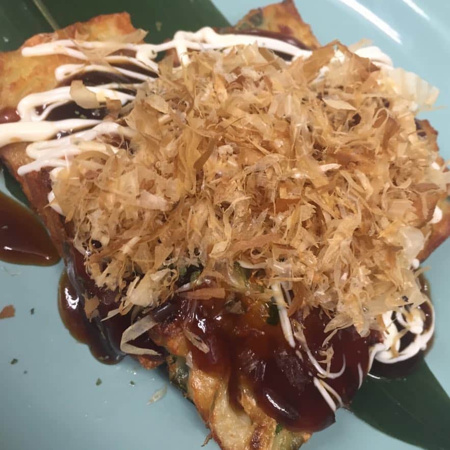 鶏魚 谷町のインスタグラム：「鶏魚です！しーちゃんです🎶 ただ今、お祭り屋台フェアを開催中*\(^o^)/* お祭り気分を味わいながら、楽しく飲んでもらえますよ♡ #お祭り屋台フェア #一口お好み焼き #鶏魚 #大阪 #谷町四丁目 #駅近 #セルフ飲み放題 #地域最安値 #コース #座敷 #個室 #貝盛り放題 #ガンガン焼き #あさり #はまぐり #ホンビノス貝 #牡蠣 #さざえ #飲み会 #女将」
