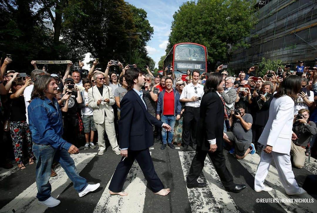 RIAノーボスチさんのインスタグラム写真 - (RIAノーボスチInstagram)「Сотни фанатов Beatles собрались на #AbbeyRoad ровно через 50 лет после того, как Ян Макмиллан сделал знаменитую фотографию музыкантов на пешеходном переходе. Группа Fab Gear, созданная в память о ливерпульской четверке, воссоздала известный кадр, а фанаты перекрыли движение на улице.」8月9日 0時35分 - ria_novosti