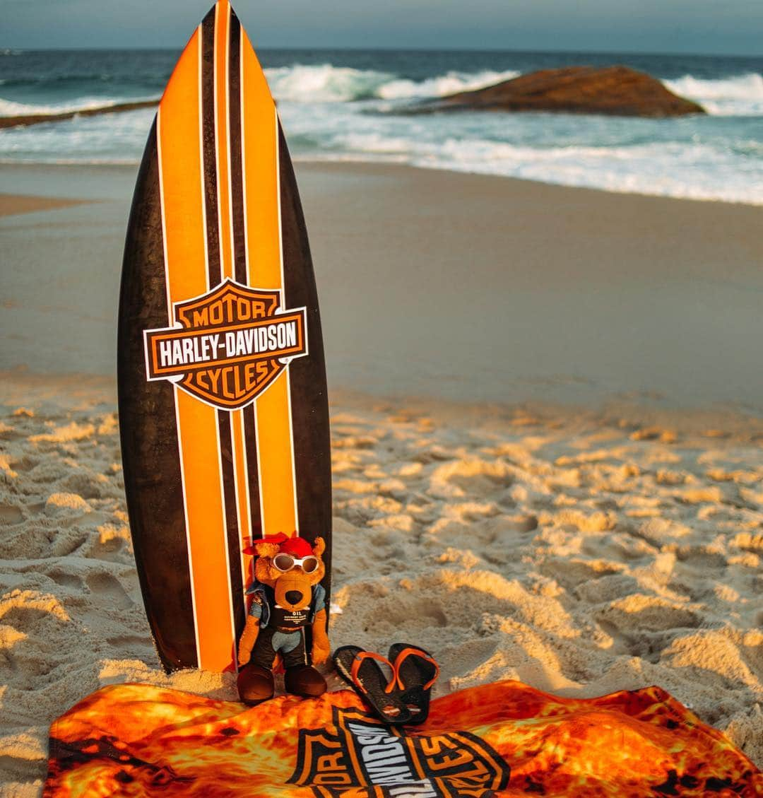 Harley-Davidson Japanさんのインスタグラム写真 - (Harley-Davidson JapanInstagram)「A day on the beach. #ハーレー #harley #ハーレーダビッドソン #harleydavidson #サーフィン #surfin #サーフボード #surfboard #砂浜 #浜辺 #beach #夏 #summer #2019年 #自由 #freedom」8月9日 0時36分 - harleydavidsonjapan