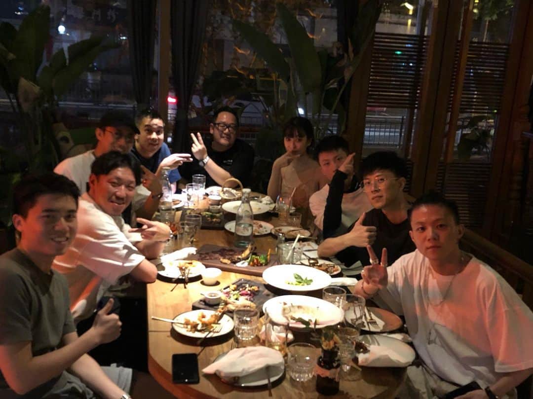谷正人のインスタグラム：「明日のレセプションパーティーに向けて、上海メンバーで決起集会！ 言語は通ずとも、魂は通じたはず！ 明日からの成功に向け、共に頑張ろう！日本発を共に世界へ！ #shanghai #tokyo #studious」