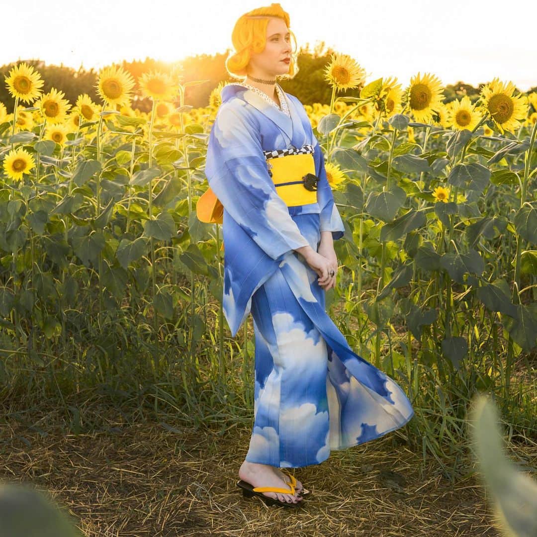 Anji SALZさんのインスタグラム写真 - (Anji SALZInstagram)「Can’t believe it’s been a year already 🙈🌻🌻👘 Not sure if I’ll take any sunflower pics this year 😆 This kimono is an antique silk summer kimono with a blue summer sky and clouds on it. Had it altered to fit me better, because very old kimono usually are very tiny. ☺️ Prior to strolling through this public open field (!!) I rode my bicycle 🚲 like this 🤣 もう一年経った！ありえない！🙈 このアンティーク正絹の夏着物は小さくて、幅出しと裄出しをしてもらった❤️ ここのひまわり畑は自由に入れるところだよw この着物でチャリンコを乗って行って、素敵な思い出だわ。😀👌🏻 #salztokyo #mainichikimono」8月9日 0時39分 - salztokyo