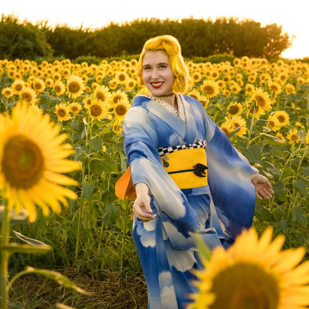 Anji SALZさんのインスタグラム写真 - (Anji SALZInstagram)「Can’t believe it’s been a year already 🙈🌻🌻👘 Not sure if I’ll take any sunflower pics this year 😆 This kimono is an antique silk summer kimono with a blue summer sky and clouds on it. Had it altered to fit me better, because very old kimono usually are very tiny. ☺️ Prior to strolling through this public open field (!!) I rode my bicycle 🚲 like this 🤣 もう一年経った！ありえない！🙈 このアンティーク正絹の夏着物は小さくて、幅出しと裄出しをしてもらった❤️ ここのひまわり畑は自由に入れるところだよw この着物でチャリンコを乗って行って、素敵な思い出だわ。😀👌🏻 #salztokyo #mainichikimono」8月9日 0時39分 - salztokyo