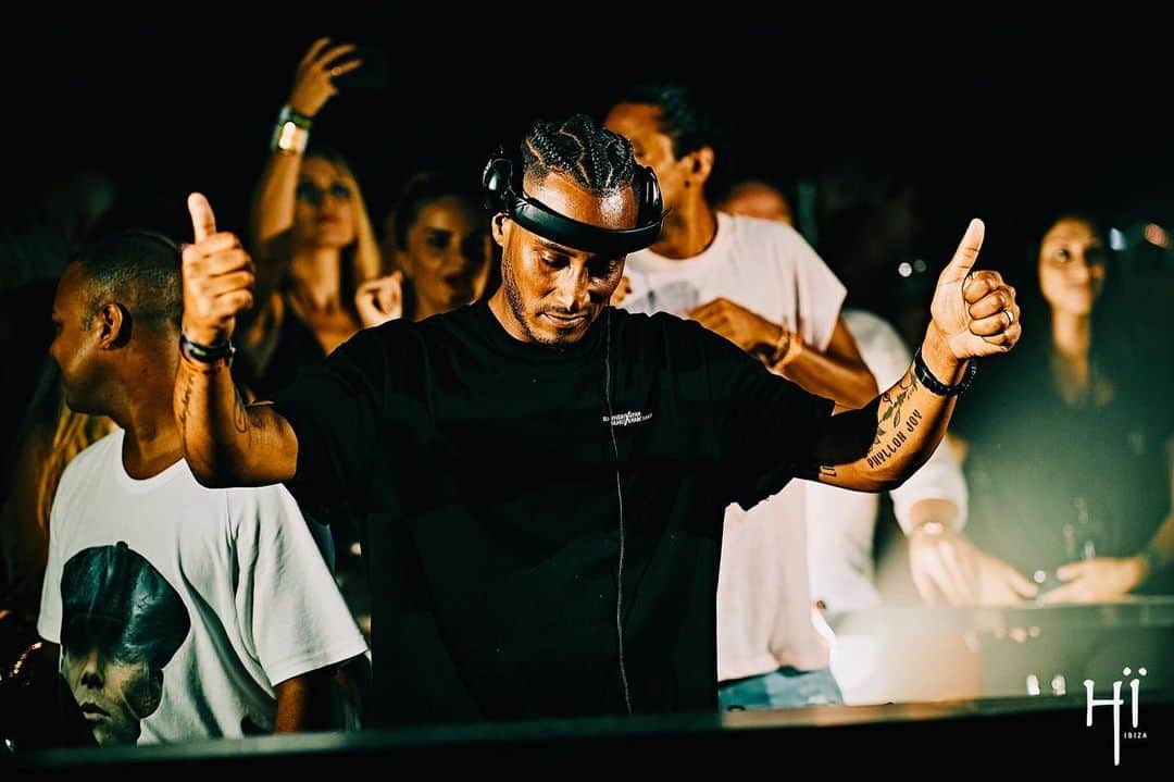サネリー・ジェームズのインスタグラム：「Last night was sexy! Thank you @hiibizaofficial ♥️👍🏾」