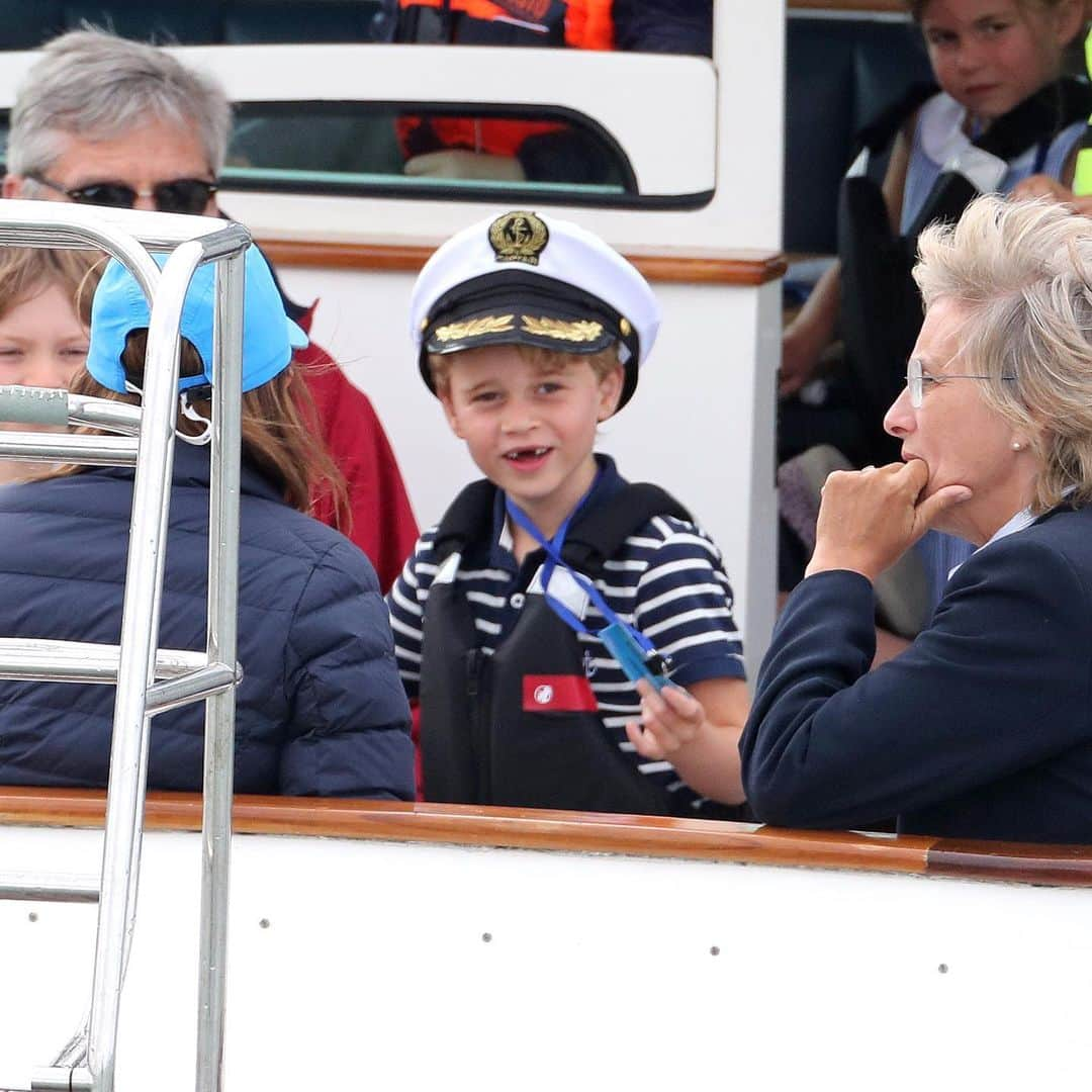 ELLE Magazineさんのインスタグラム写真 - (ELLE MagazineInstagram)「“I'm the captain now.” — Prince George, toothless icon. 👨‍✈️ The Cambridges had a public family outing at sea for the King's Cup charity race. Link in bio for all the adorable photos. ⚓️」8月9日 0時43分 - elleusa