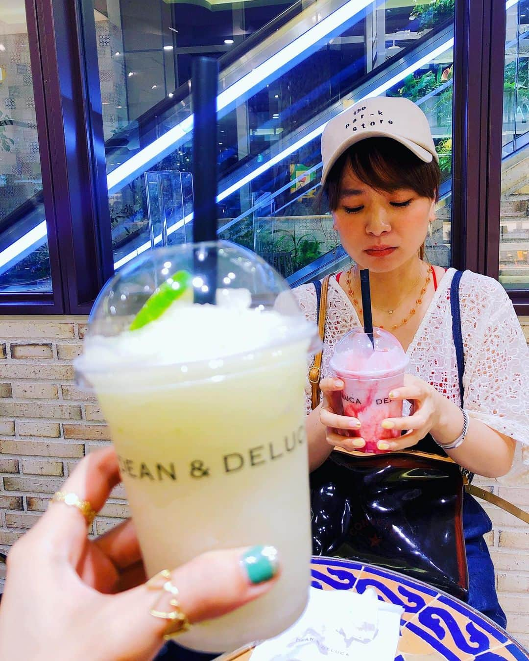 小春さんのインスタグラム写真 - (小春Instagram)「自分の飲んで「うまうまうま」姉の味見して「うまうまうま」  ももちゃん色んな顔すんなあ  #姉カメラ」8月9日 0時44分 - suttokodokkoiii