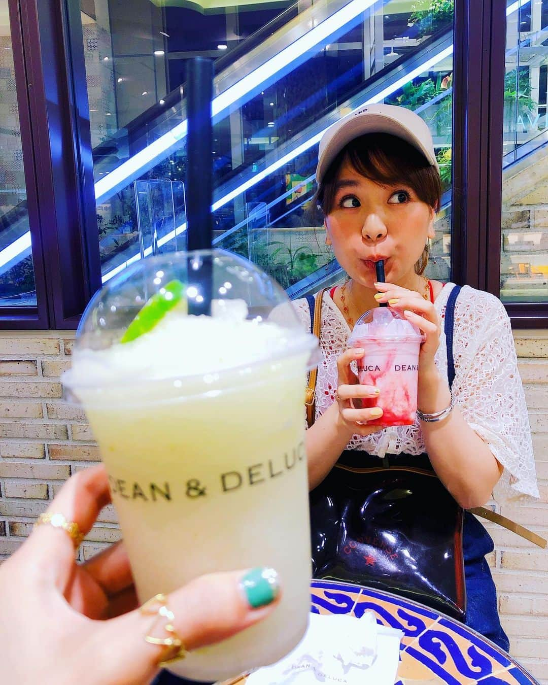 小春さんのインスタグラム写真 - (小春Instagram)「自分の飲んで「うまうまうま」姉の味見して「うまうまうま」  ももちゃん色んな顔すんなあ  #姉カメラ」8月9日 0時44分 - suttokodokkoiii