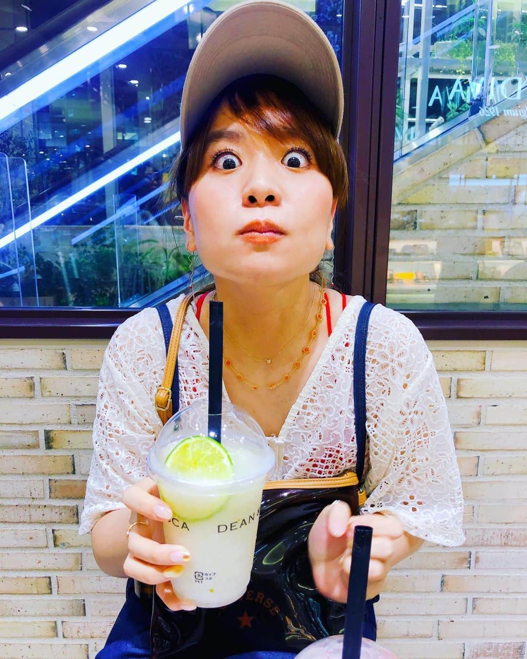 小春さんのインスタグラム写真 - (小春Instagram)「自分の飲んで「うまうまうま」姉の味見して「うまうまうま」  ももちゃん色んな顔すんなあ  #姉カメラ」8月9日 0時44分 - suttokodokkoiii