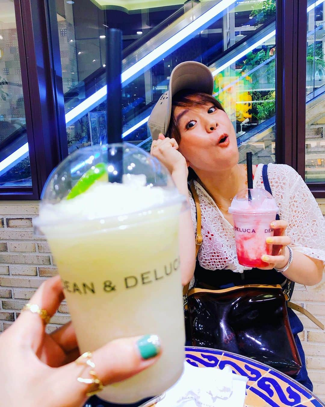 小春さんのインスタグラム写真 - (小春Instagram)「自分の飲んで「うまうまうま」姉の味見して「うまうまうま」  ももちゃん色んな顔すんなあ  #姉カメラ」8月9日 0時44分 - suttokodokkoiii