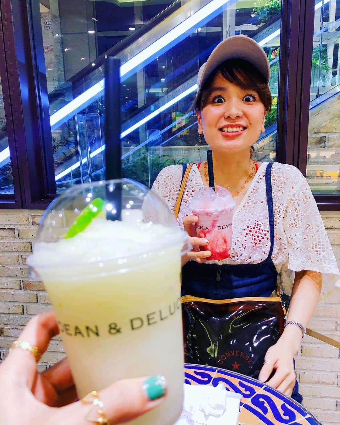 小春さんのインスタグラム写真 - (小春Instagram)「自分の飲んで「うまうまうま」姉の味見して「うまうまうま」  ももちゃん色んな顔すんなあ  #姉カメラ」8月9日 0時44分 - suttokodokkoiii