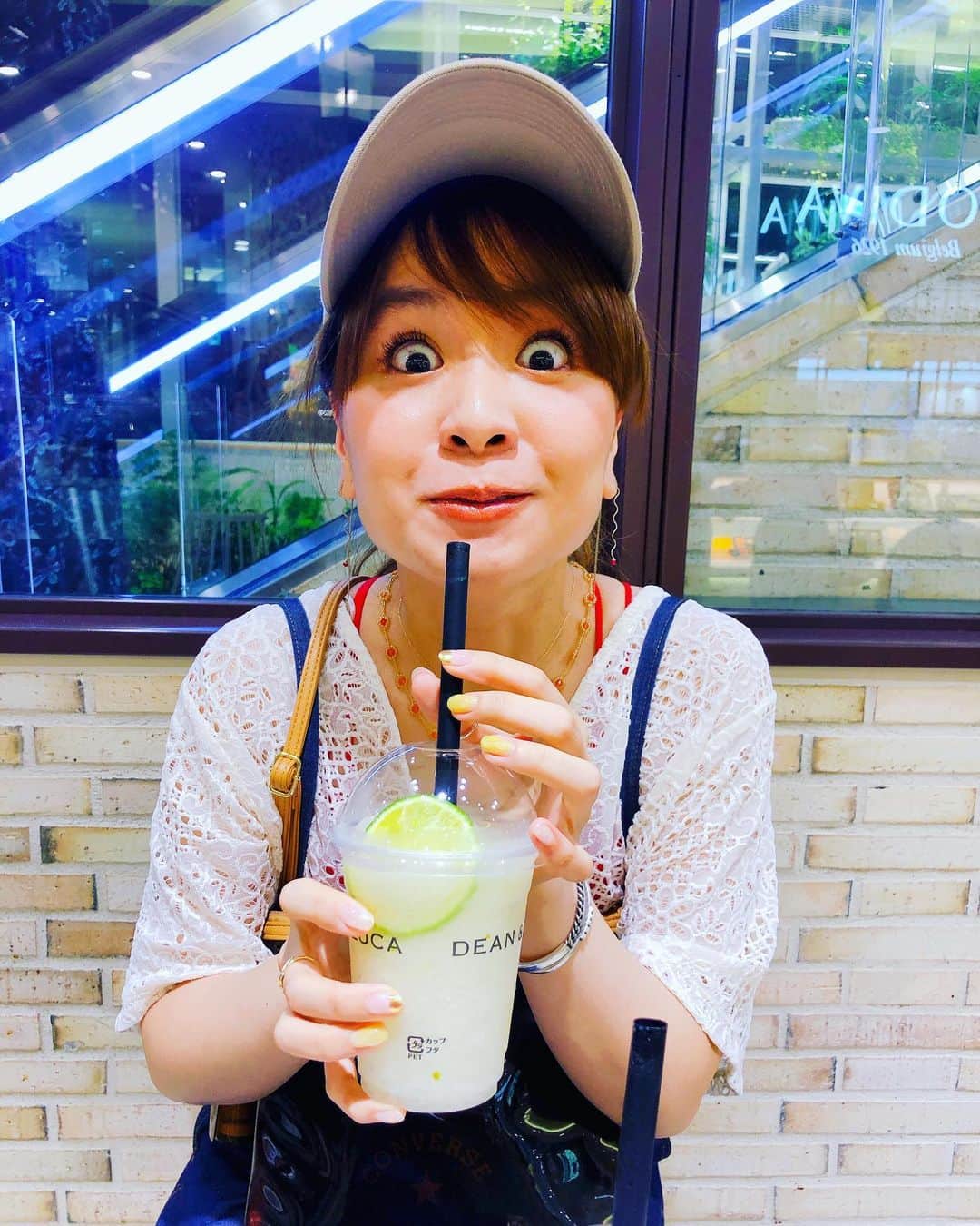 小春さんのインスタグラム写真 - (小春Instagram)「自分の飲んで「うまうまうま」姉の味見して「うまうまうま」  ももちゃん色んな顔すんなあ  #姉カメラ」8月9日 0時44分 - suttokodokkoiii