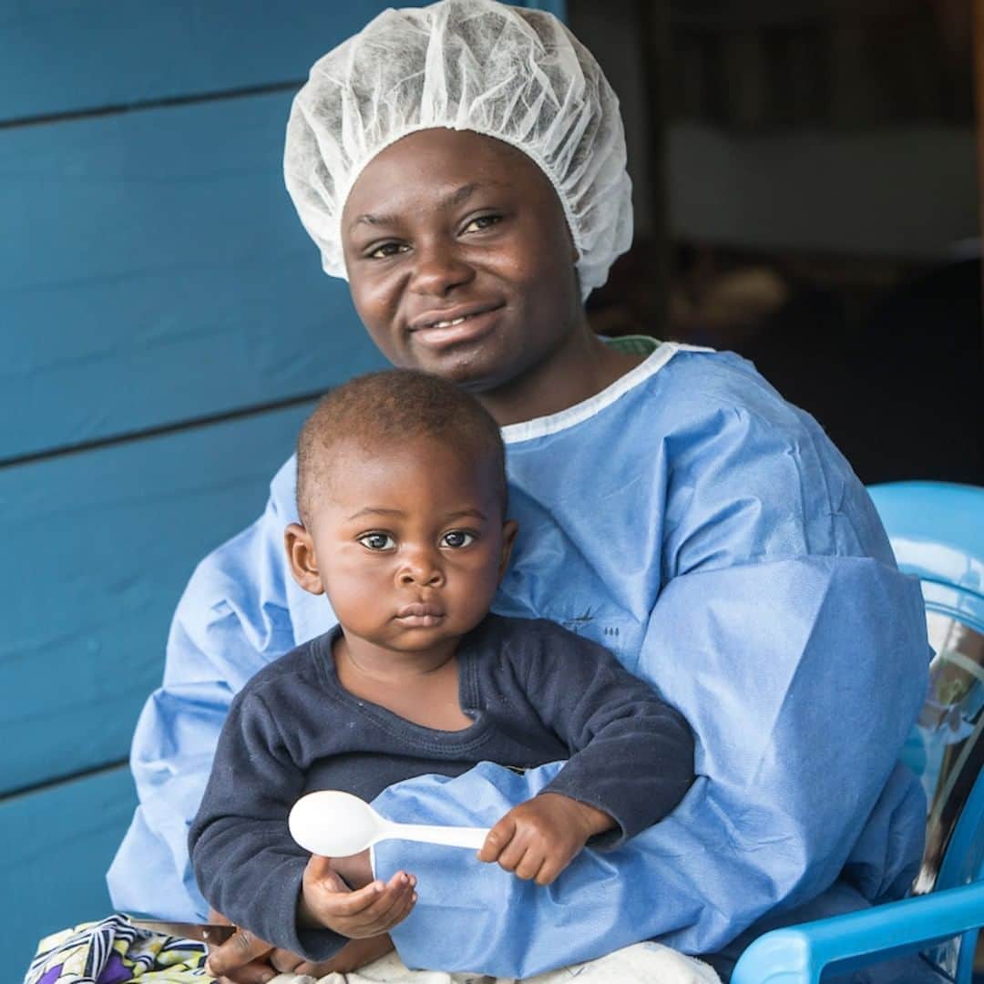 unicefさんのインスタグラム写真 - (unicefInstagram)「Faradja is providing much needed care and comfort to baby Edouard while his mother is treated at an Ebola treatment centre in Butembo, DR Congo. UNICEF-supported nurseries have helped over 3,000 children orphaned or separated from their families by Ebola. @unicefrdcongo © UN/@martineperret」8月9日 0時45分 - unicef