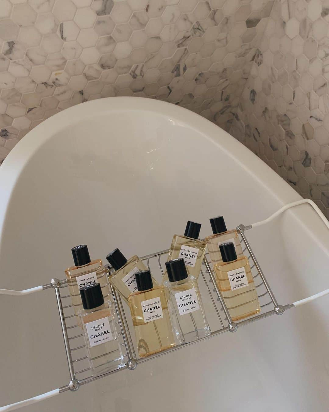 ロージー・ハンティントン＝ホワイトリーさんのインスタグラム写真 - (ロージー・ハンティントン＝ホワイトリーInstagram)「Bath of dreams @melaniegrantskin」8月9日 0時49分 - rosiehw