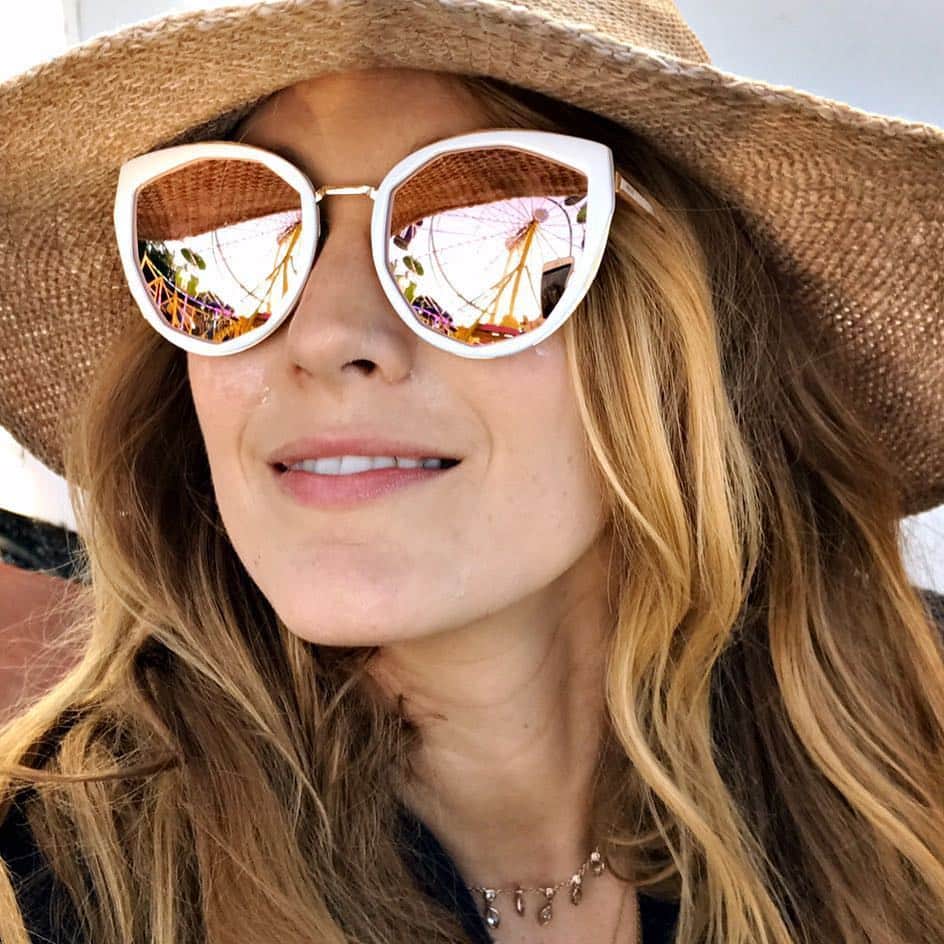 Blonde Saladさんのインスタグラム写真 - (Blonde SaladInstagram)「SUMMER ALLIES ANYONE?🕶 On the mag all the coolest sunnies according to our fashion muses!💕 #theblondesalad #sunnies #sunglasses #trend #fashion #blakelively #muse @blakelively」8月9日 0時59分 - theblondesalad