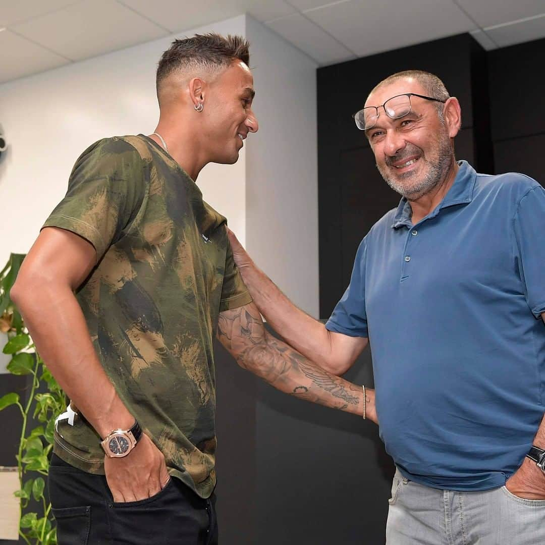 ユヴェントスFCさんのインスタグラム写真 - (ユヴェントスFCInstagram)「With the boss 🤝😁 #WelcomeDanilo」8月9日 1時00分 - juventus