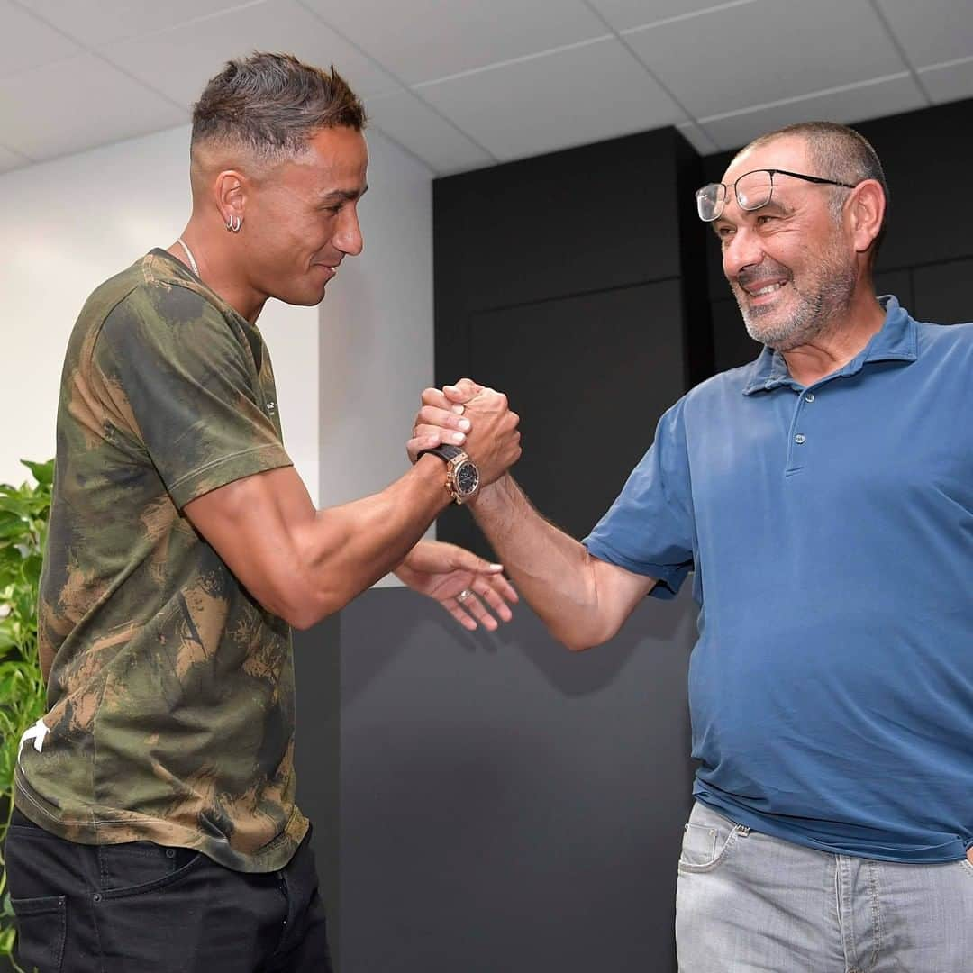 ユヴェントスFCさんのインスタグラム写真 - (ユヴェントスFCInstagram)「With the boss 🤝😁 #WelcomeDanilo」8月9日 1時00分 - juventus