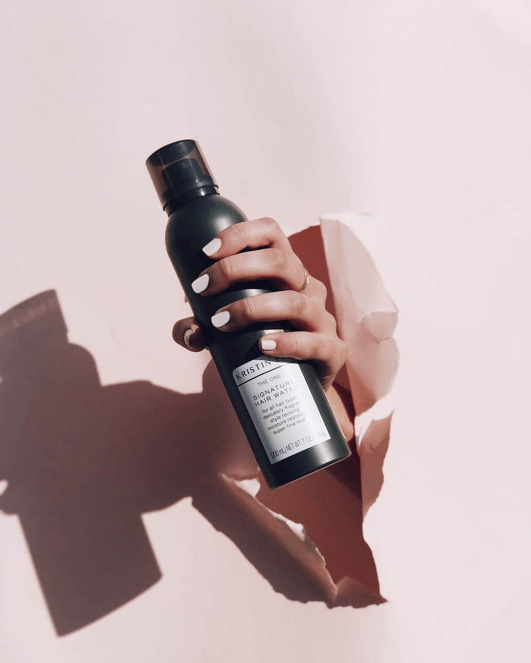 Kristin Essのインスタグラム：「I thought this picture was going to be so cute when I had it in my head. But honestly it just reminds me of the Kool-Aid man now. The Signature Hair Water is still bomb tho and this will add just the right amount of pink to my page so 🤷‍♀️😂」