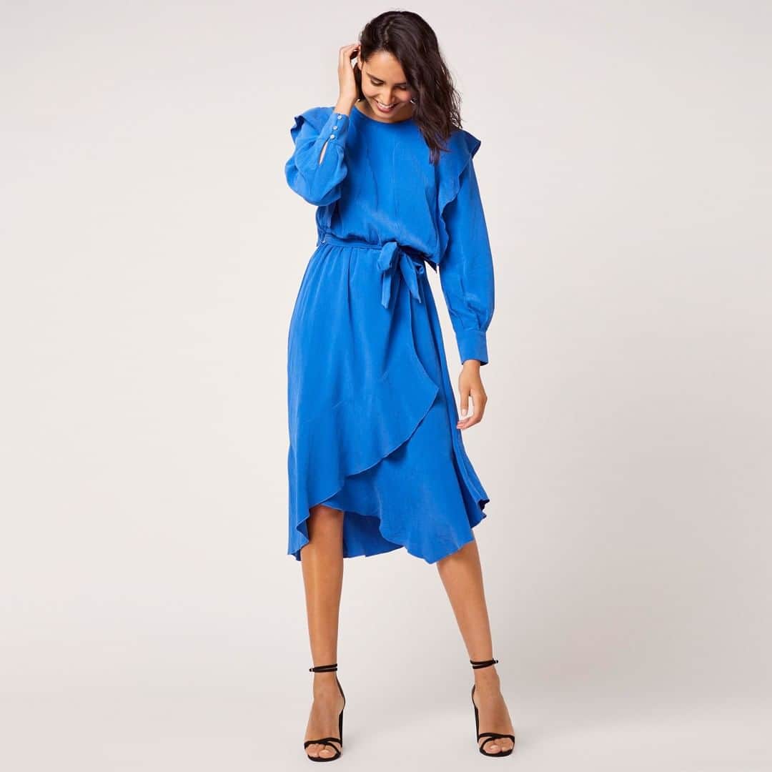 クーカイさんのインスタグラム写真 - (クーカイInstagram)「L'effet Cupro : un tissu doux qui rappelle la soie  Découvrez notre robe Cupra et son bleu électrique !  #kookaiette #kookai #kookaiFW19 #fashion #ootd #dress」8月9日 1時01分 - kookai_france