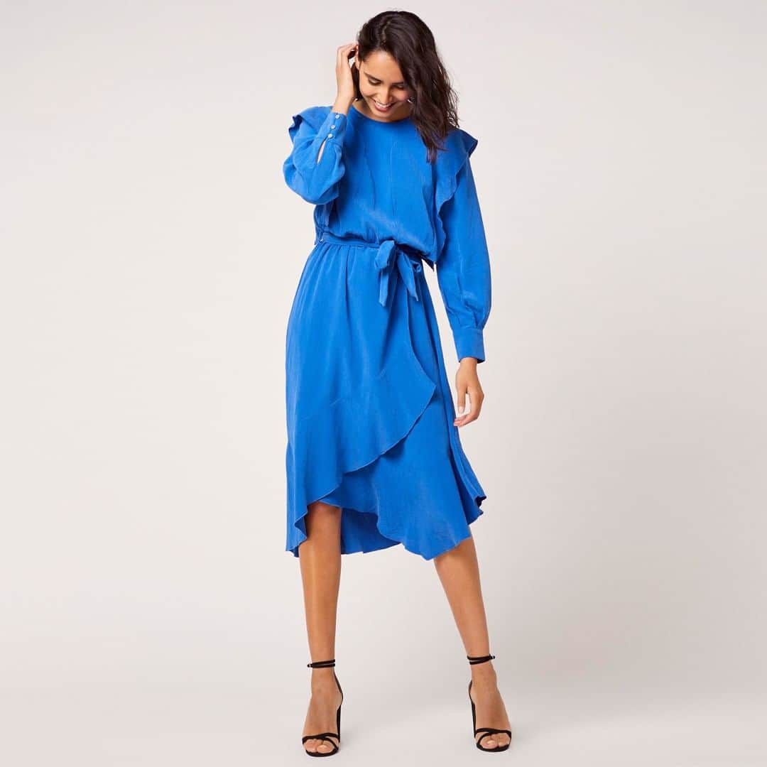 クーカイのインスタグラム：「L'effet Cupro : un tissu doux qui rappelle la soie  Découvrez notre robe Cupra et son bleu électrique !  #kookaiette #kookai #kookaiFW19 #fashion #ootd #dress」