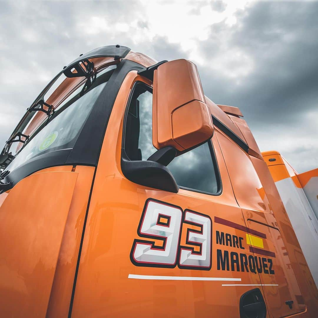 レプソル・ホンダさんのインスタグラム写真 - (レプソル・ホンダInstagram)「We’re here! 🇦🇹 ⠀⠀⠀⠀⠀⠀⠀⠀⠀ Questions answered, trucks parked and garages set up. ⠀⠀⠀⠀⠀⠀⠀⠀⠀ #AustrianGP #25RepsolHonda #Repsol #MotoGP #Honda #Racing #RepsolHonda #HRC #RC213V #MM93 #MarcMarquez #ThePowerOfDreams #Motorcycle #Austria #RedBull」8月9日 1時02分 - hrc_motogp