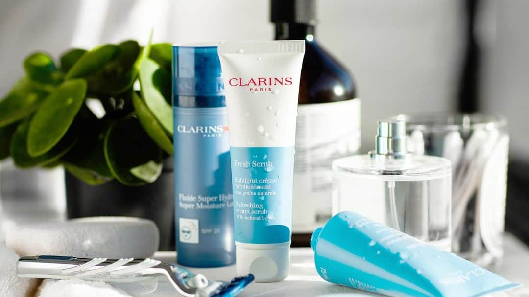 ClarinsUKさんのインスタグラム写真 - (ClarinsUKInstagram)「The journey to the perfect shave: start with exfoliation, end with a splash of hydration! 💧 Fresh Scrub 💧 Super Moisture Lotion SPF 20 💧 SOS Hydra Mask #ClarinsMen #ClarinsScrubs」8月9日 1時02分 - clarinsuk