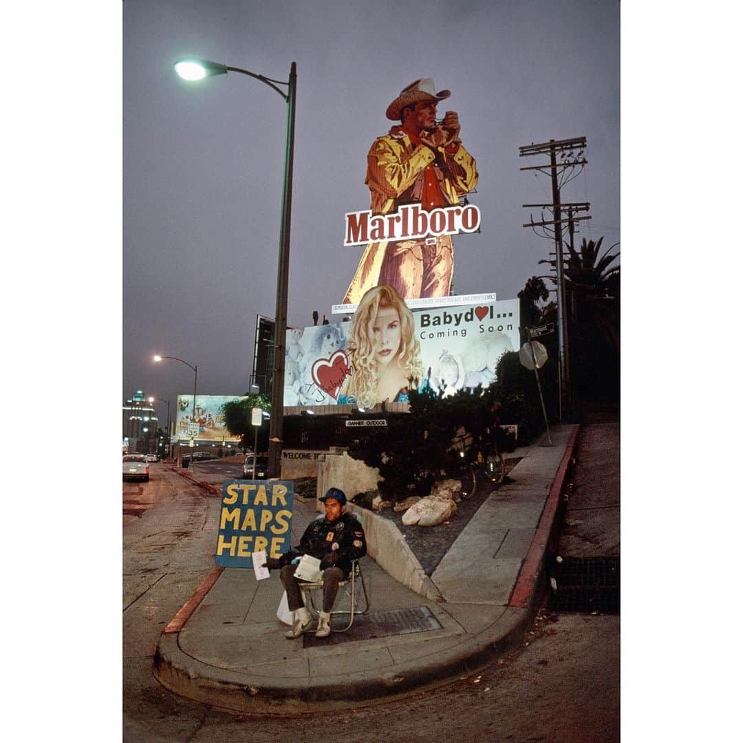 スティーブ・マカリーさんのインスタグラム写真 - (スティーブ・マカリーInstagram)「1st image: A couple on #SunsetBoulevard, #LosAngeles, #California, 1991. 2nd image: Man sells maps on Sunset Boulevard, 1991. 3rd image: Men and women riding past Tower Records, 1991. 4th image: Outside the Roxy Theater, Sunset Strip, 1991.」8月9日 1時03分 - stevemccurryofficial